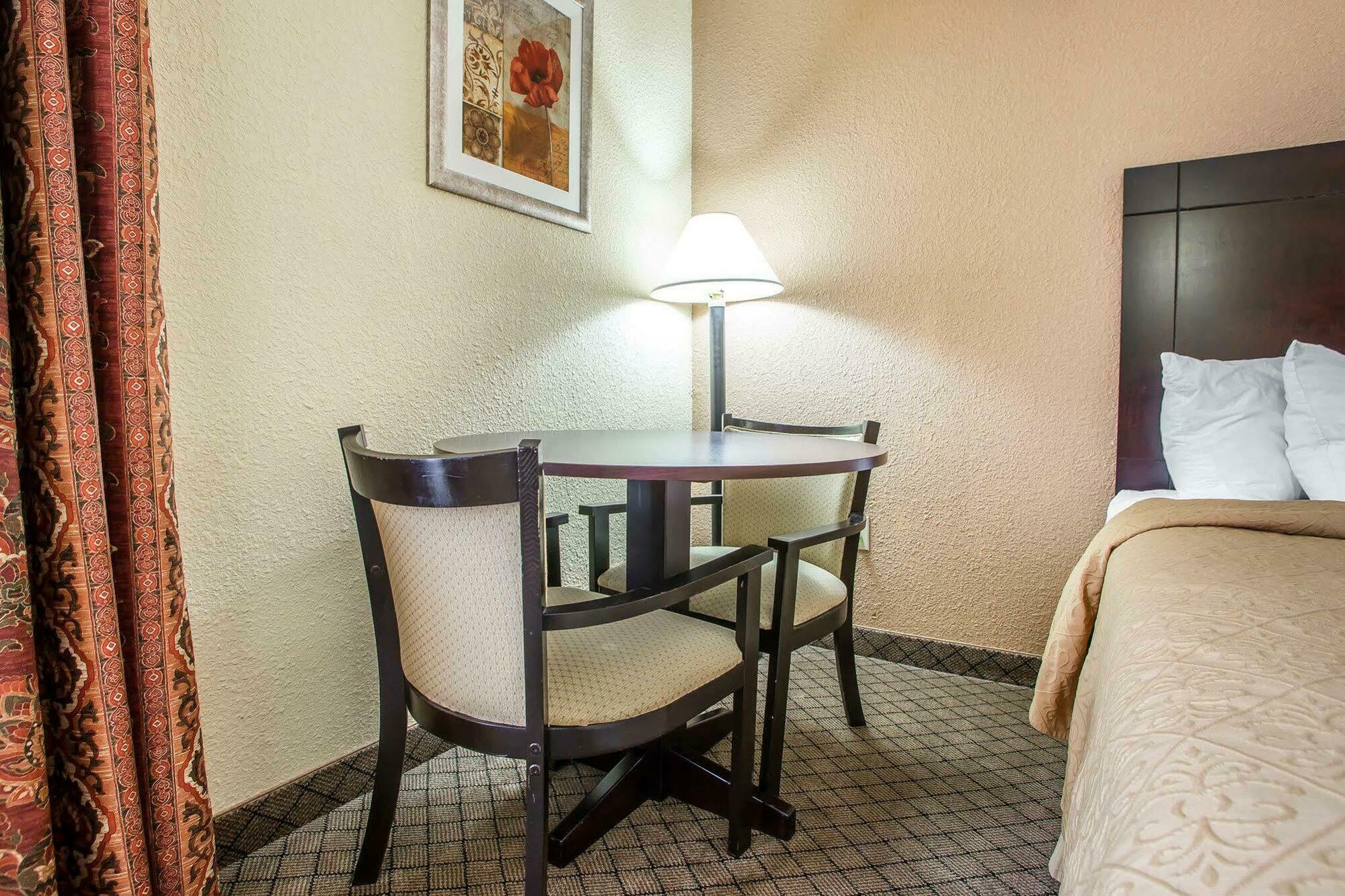 Quality Inn Рола Екстериор снимка